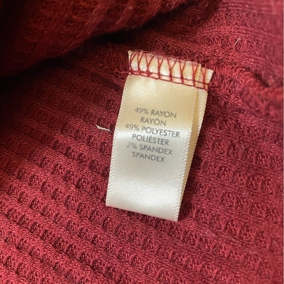 BKE size medium red waffle style soft long sleeve v-neck shirt - Picture 5 of 5